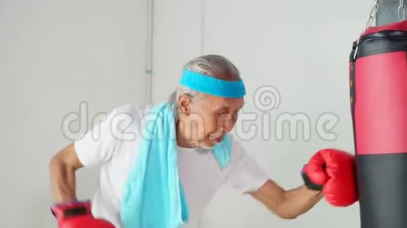 做拳击运动的老人视频的预览图