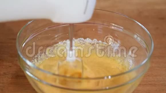 在碗里用搅拌器威士忌打蛋视频的预览图