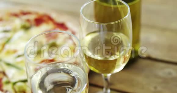 美味的披萨配一杯葡萄酒和酒瓶视频的预览图