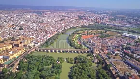 科城市景观和瓜达尔奎维尔河的空中景观西班牙视频的预览图