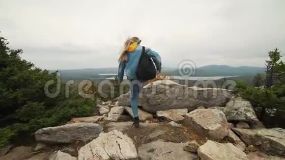 女游客在上面是快乐和庆祝成功一个女人穿着牛仔夹克在世界的顶端在一个视频的预览图