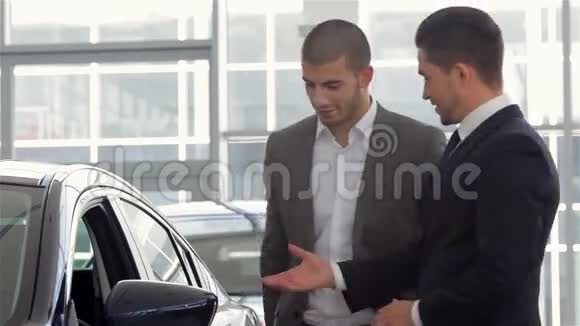 汽车经销商展示新车视频的预览图