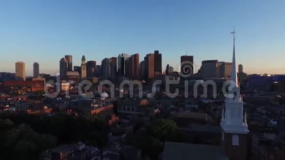 现代城市波士顿市区建筑摩天大楼傍晚日落惊人的4k空中无人机全景城市视频的预览图