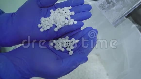 药品的制药生产工人手拿着一批药片的小样视频的预览图