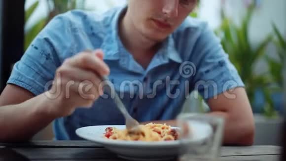 那家伙在一家户外餐馆吃意大利面1920x1080视频的预览图