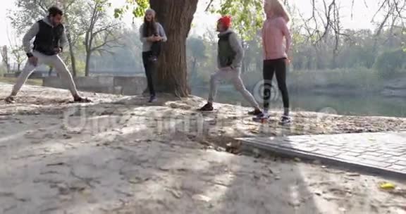 青少年活动健身户外运动近树运动男女晨视频的预览图
