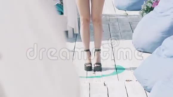 穿泳衣的热情女孩站在码头上回头看慢慢地视频的预览图