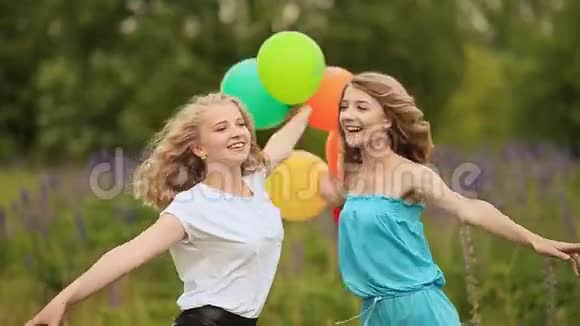两个女朋友最好的朋友抱着五颜六色的球视频的预览图
