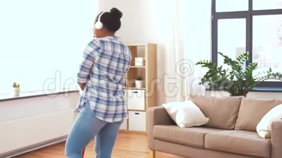 女人用扫把刷洗地板视频的预览图