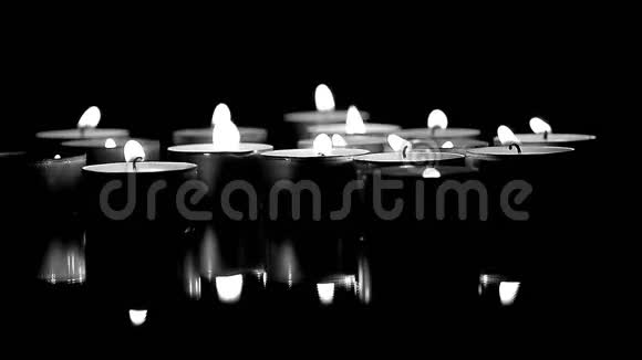 很多蜡烛在黑暗中燃烧生物武器视频的预览图