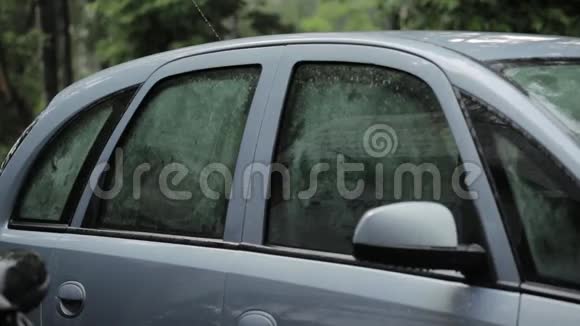 雨点落在汽车侧面车顶和玻璃上雾状玻璃视频的预览图
