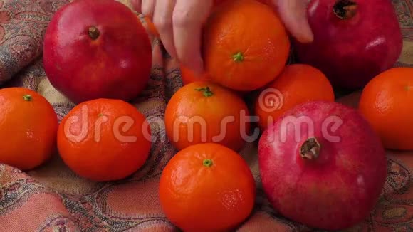 一群石榴橘子视频的预览图