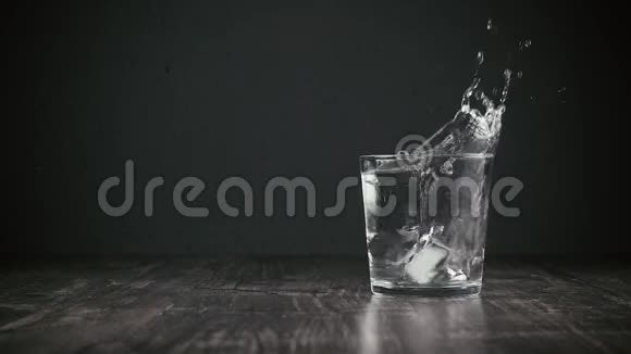 冰倒在一杯水里视频的预览图