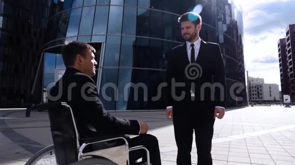 与残疾企业家户外握手视频的预览图