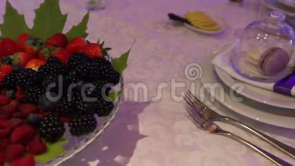 宴会桌上盘子里的新鲜浆果盘子里的新鲜浆果特写视频的预览图