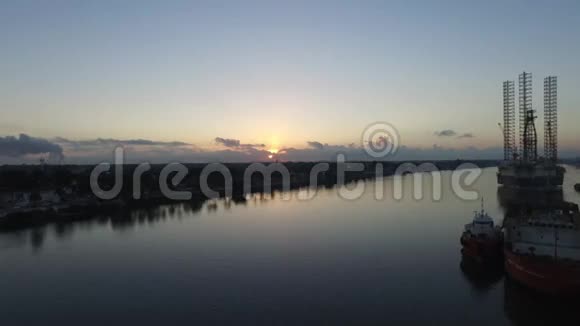 湖在日落时旅行和地平线视频的预览图