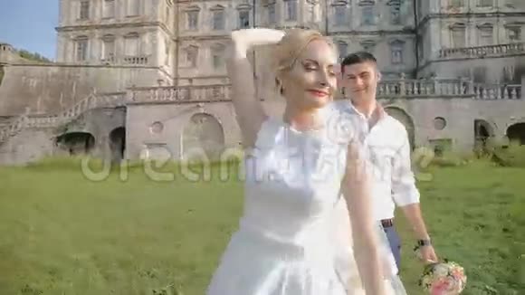 新婚夫妇在城堡附近旋转视频的预览图