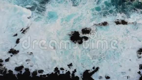 大西洋的海浪拍打着岩石海岸黑色的火山沙和从上面俯瞰海滩的景色海浪绿松石大型视频的预览图