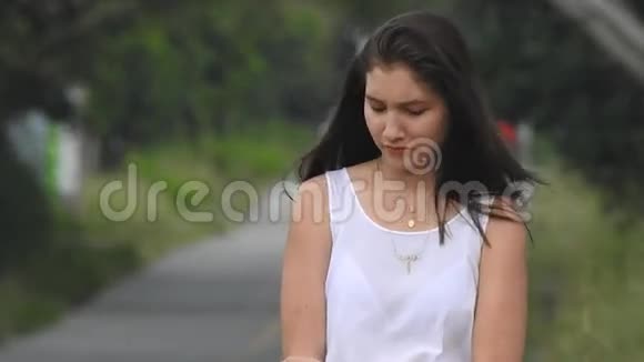 孤独的迷失和悲伤的女孩在乡村之路视频的预览图