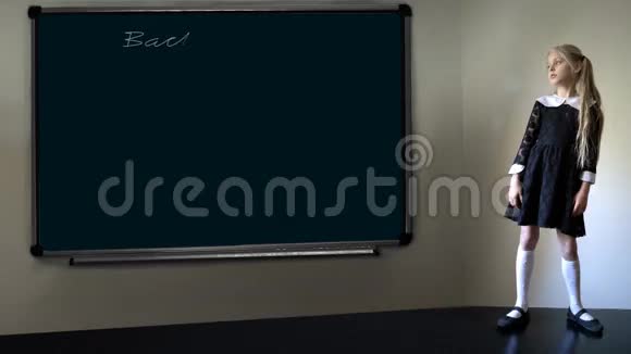 9月1日一个学校董事会里的女孩正在看学校的铭文电影视频的预览图
