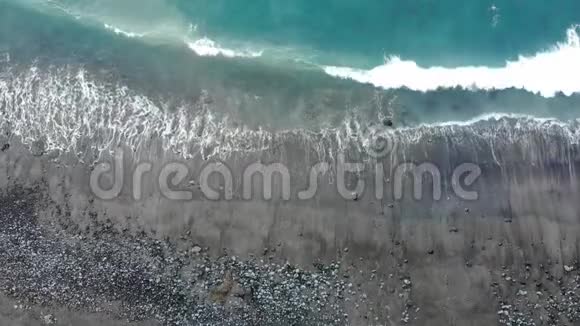 大西洋的海浪拍打着岩石海岸黑色的火山沙和从上面俯瞰海滩的景色海浪绿松石大型视频的预览图