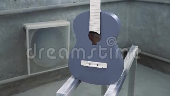 吉他漆成白色和灰色站在喷雾亭里视频的预览图
