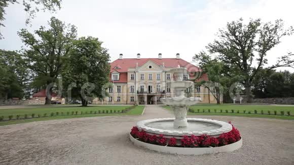 拉脱维亚黄色城堡附近的白色喷泉视频的预览图