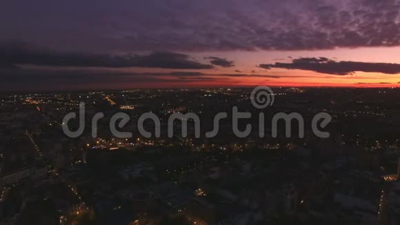 令人惊叹的夜晚日落在城市上空视频的预览图