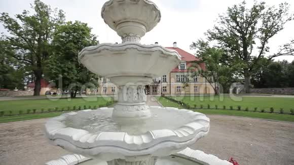 拉脱维亚黄色城堡附近的白色喷泉视频的预览图