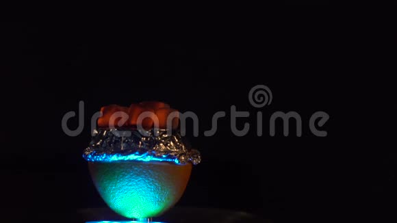 组成的彩色闪电碗充满了一块钩子煤在黑色背景视频的预览图