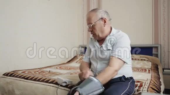 测量血压的老人视频的预览图