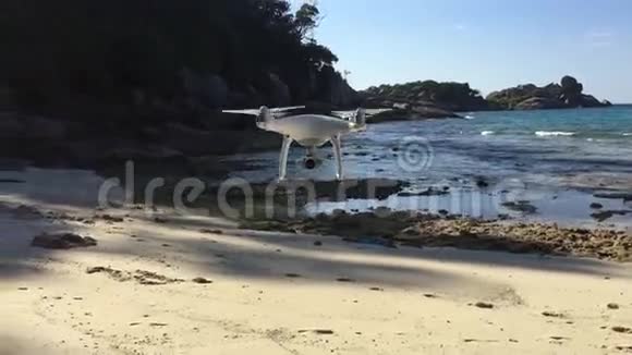 白色四重直升机无人机在海滩上飞行西米兰泰国高清慢镜头视频的预览图