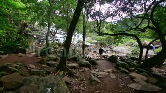 在热带公园背人攀登石阶到瀑布视频的预览图