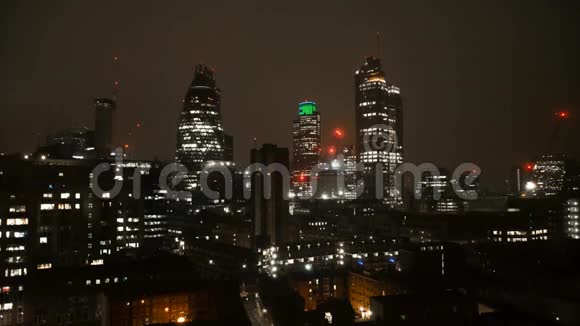 黑夜到白天日出时间流逝4k拍摄的伦敦市中心明亮的城市灯光照耀着摩天大楼视频的预览图