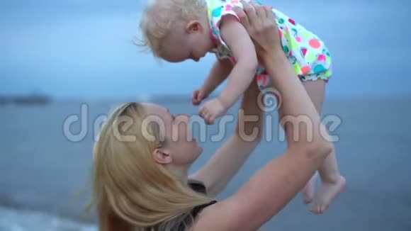 家庭幸福妈妈带着孩子在海滩上视频的预览图