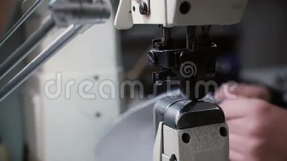 特写女手缝制两件皮革和纺织品在一起在工厂工作的女人4K视频的预览图