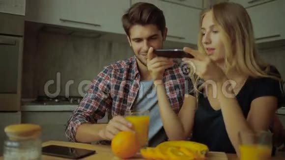 在厨房里拍了几张果汁和橘子视频的预览图