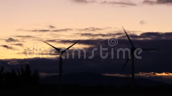 法国日落背景下的风力涡轮机视频的预览图