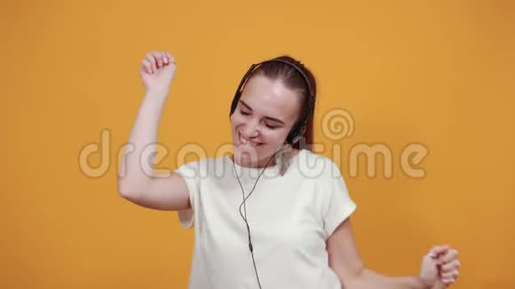 女孩非常喜欢音乐她跳舞很好视频的预览图
