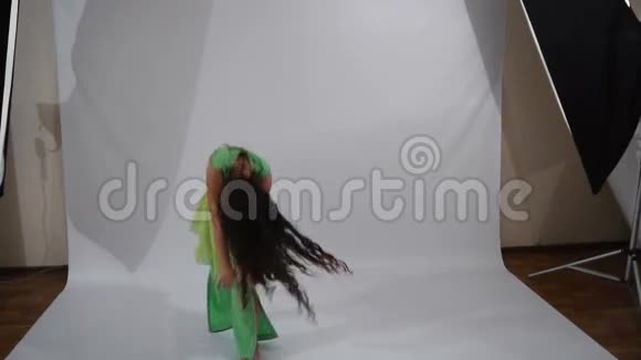 女孩跳民间舞蹈视频的预览图