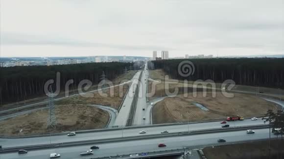 空中透视州际通勤交通过桥在晴朗清晨录像空中摄影视频的预览图