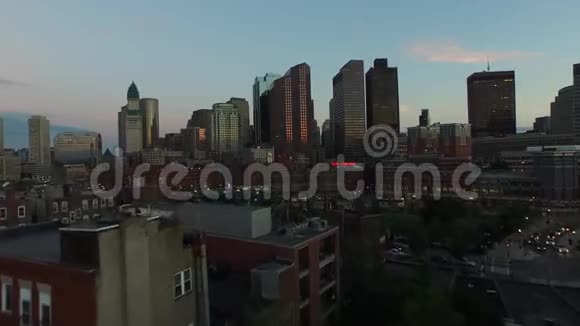 惊人的4k空中无人机全景现代城市波士顿市中心地区建筑摩天大楼傍晚日落视频的预览图
