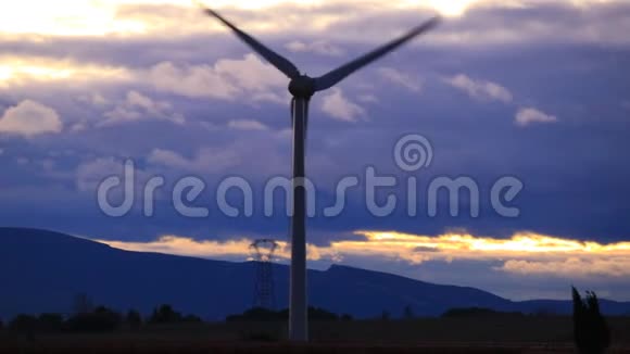 法国日落背景下的风力涡轮机视频的预览图