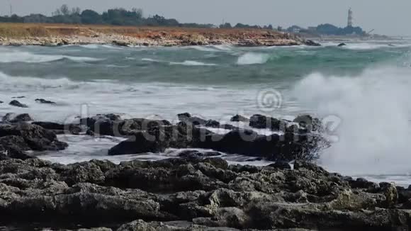 海上风暴岸边波浪破碎背景中的灯塔保加利亚黑海视频的预览图