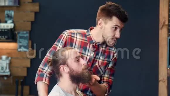 巴伯问男人对剪胡子的愿望视频的预览图
