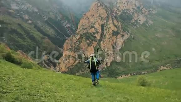起飞滑翔伞在群山的背景上串联视频的预览图