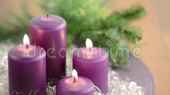 点燃紫色蜡烛圣诞装饰视频的预览图