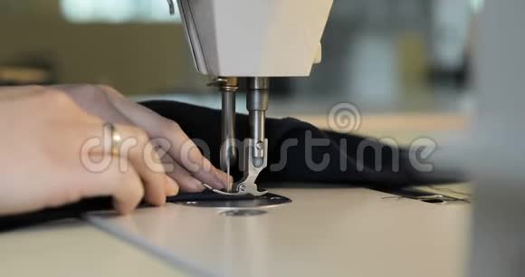在工作室做缝纫机时装设计师的女人视频的预览图
