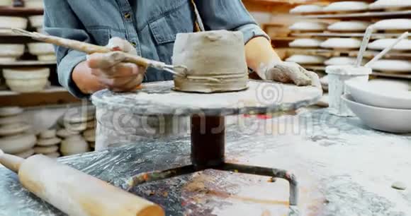 女性陶工用4k工具塑造粘土视频的预览图
