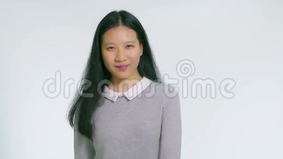 中国少年展示绿色屏幕智能手机视频的预览图